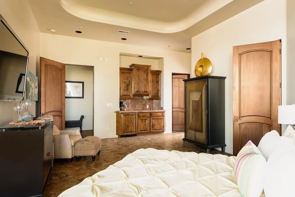 All-Suite Tuscan Home W/ Pool, SPA & Sports Court Home