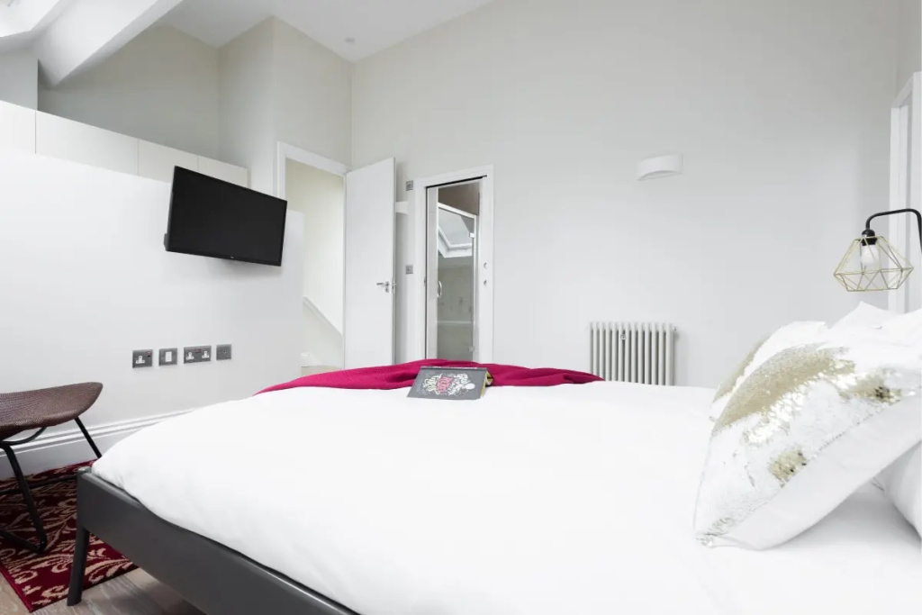 The Soho Studio - Modern & Bright 2BDR in Central London