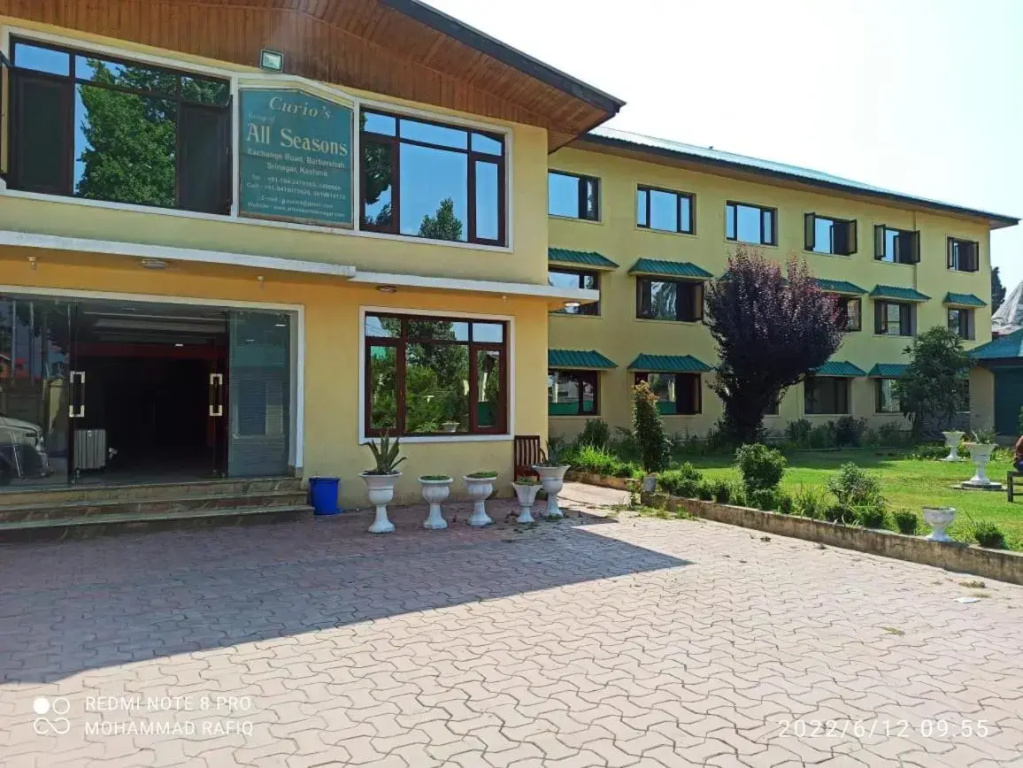 Hotel curio\s All seasons