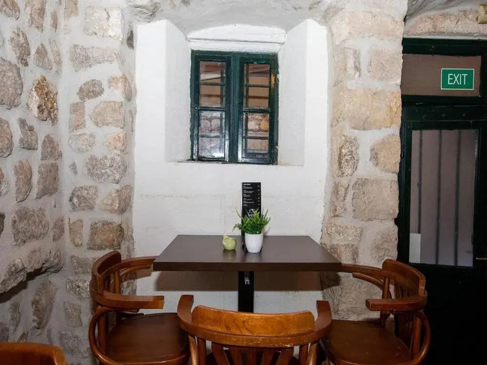 Lav Hostel & Café