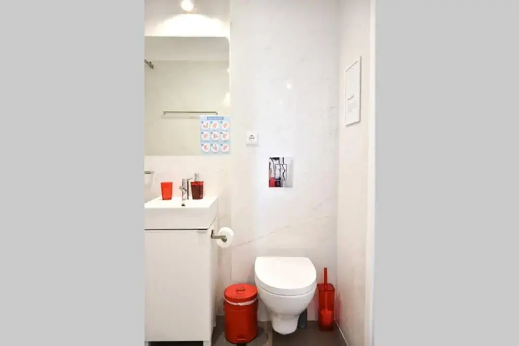 NEW!Central w/ sunny terrace - 9 min walk Trindade
