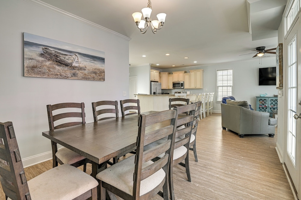 1 Block to Shore: Myrtle Beach Home w/ Pool Access