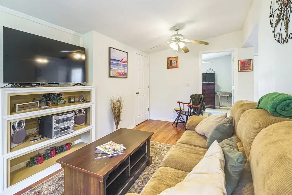 1 Mi to Lake Jackson: Home w/ Screened Patio!
