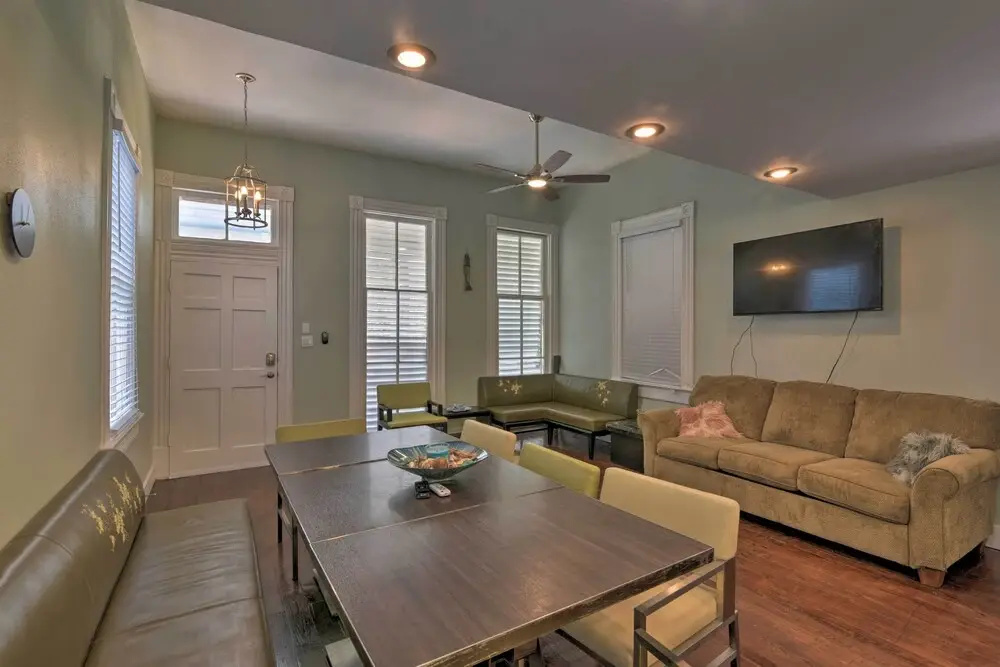 Home w/ Patio & Grill: 2 Mi to Galveston Seawall!