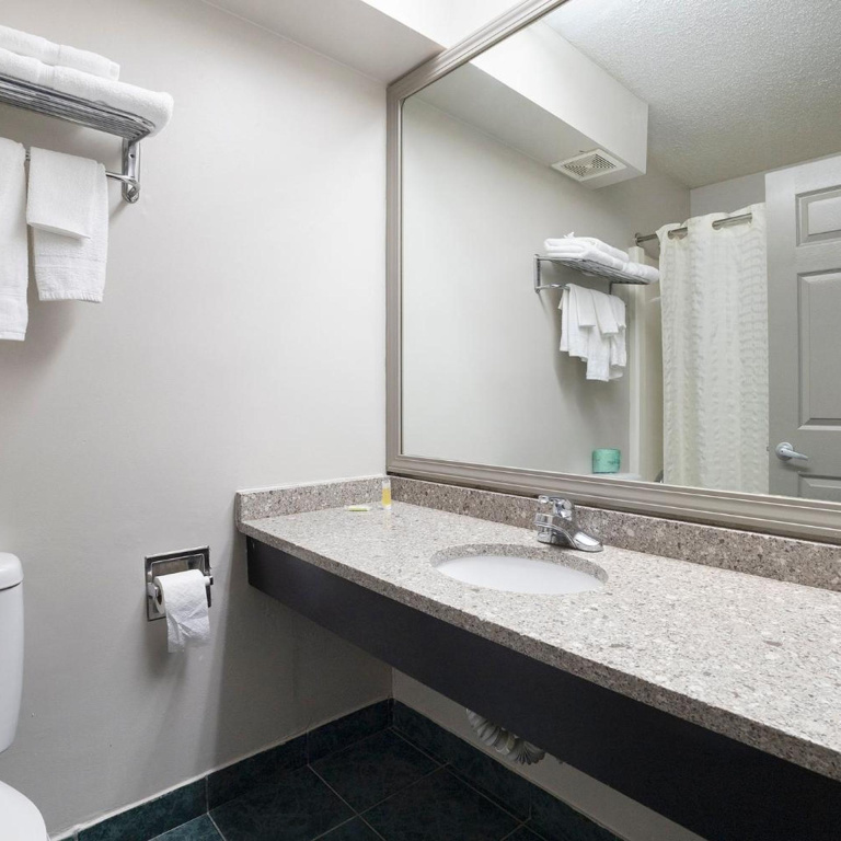 Days Inn & Suites by Wyndham Norton Shores Muskegon