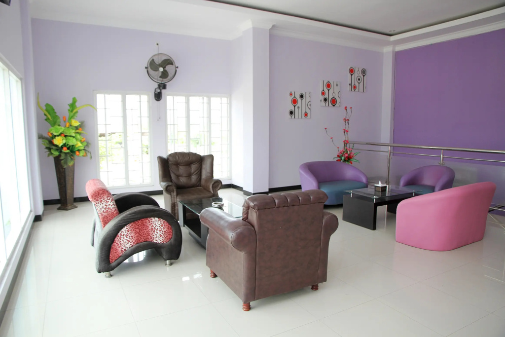 Purple Hotel by OYO Rooms