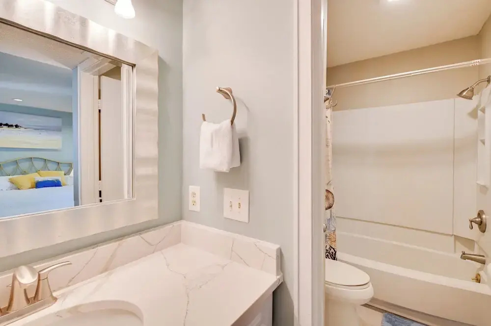 Walk to Ocean: Myrtle Beach Retreat w/ Sunroom