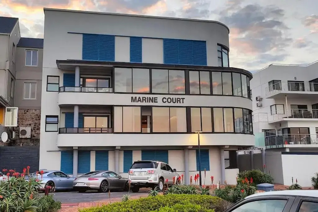 Marine Court 5 by BACK IN TOWN - 2Bedroom Ocean-facing Apt in Hermanus Centre