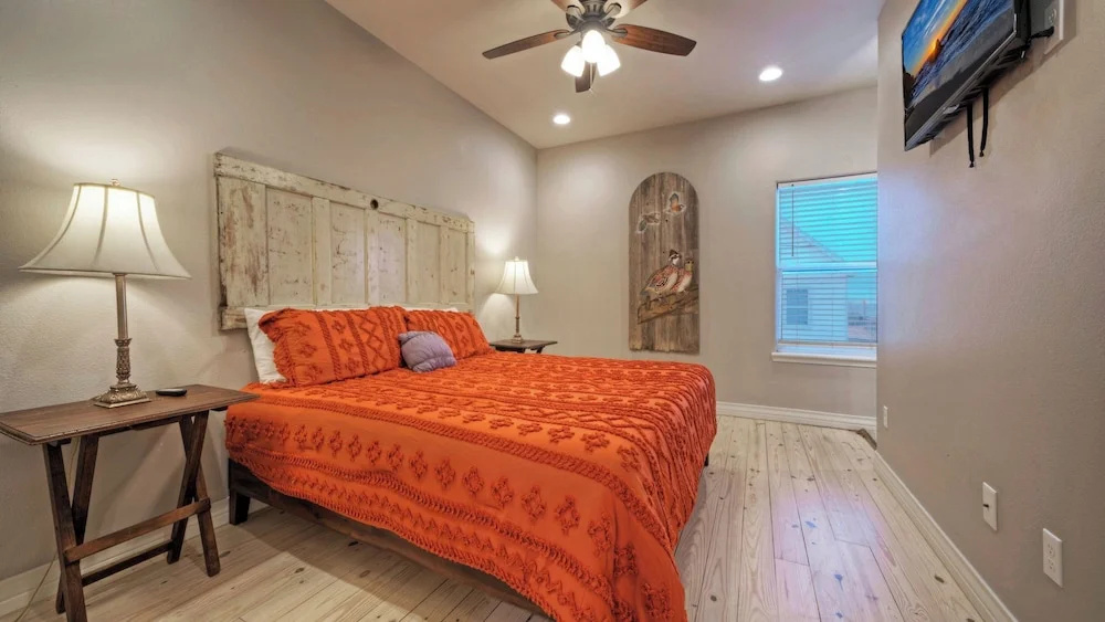 Sleeps 54, 4 Bayfront Homes Boat Dock, Waterfront Pool, Views Laguna Village