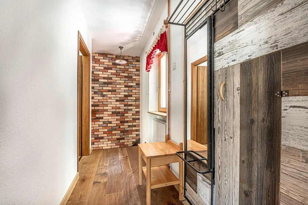 House By The Stream - Happy Rentals