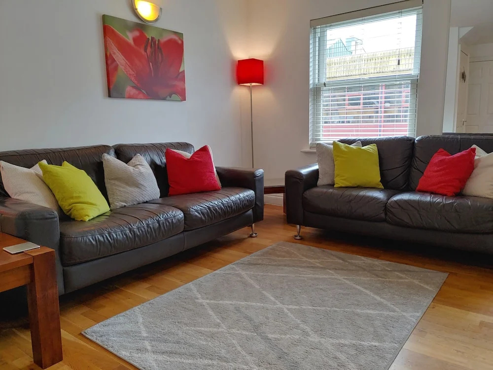 The Bath House Apartment - Free 1st breakfast - FREE parking