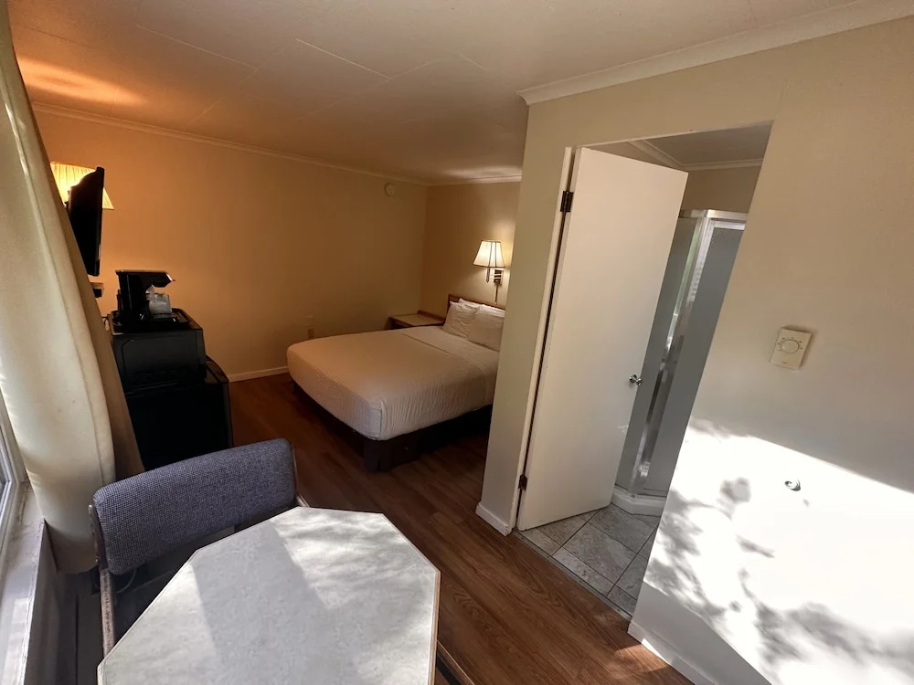 Astoria Crest Hotel
