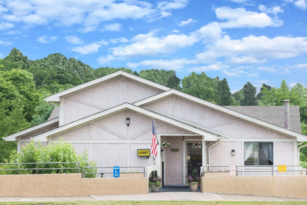 Super 8 by Wyndham Pittsburgh PA Airport-University Area