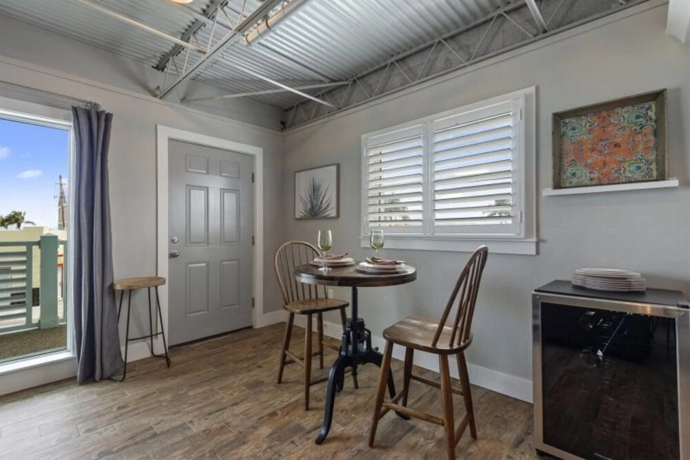 Ocean Jewel 1- Beautifully Renovated Loft Close to Beach and Shops