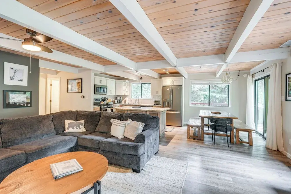 Family Cabin in Blue Lake Springs, Near Town!