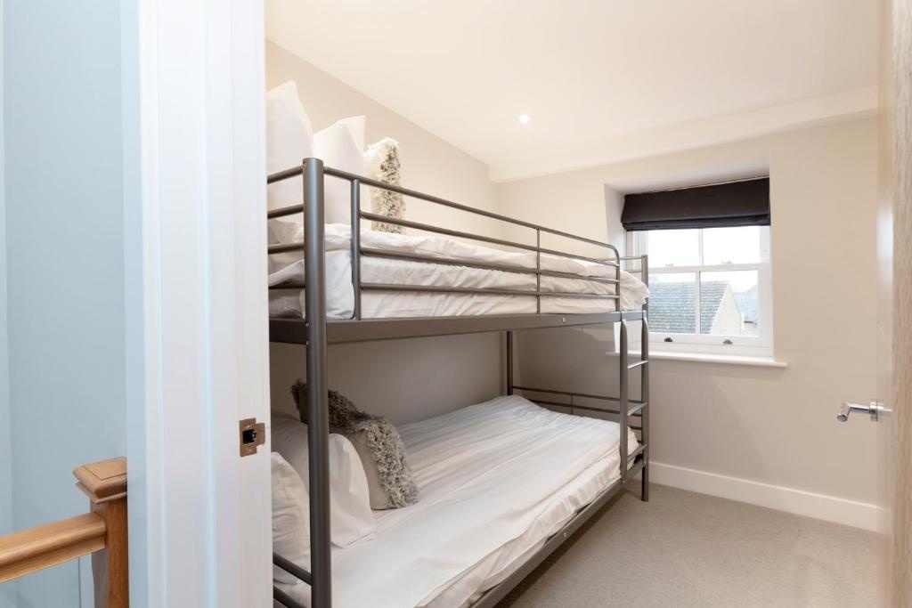 Stunning Central Windsor Town House With Parking