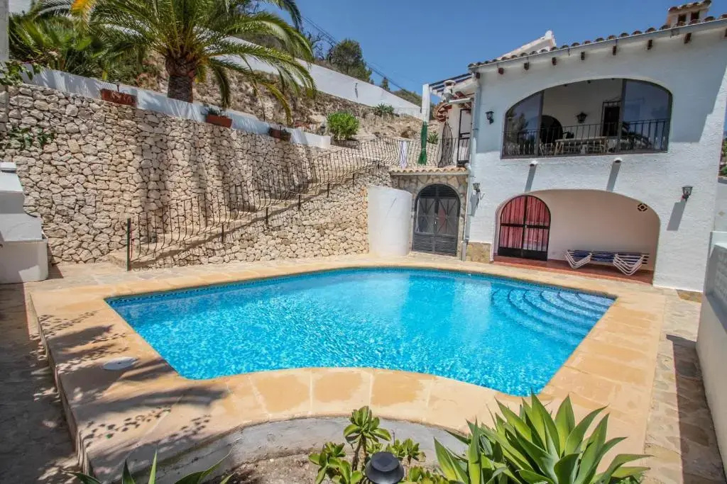 Linda - modern villa with splendid views in Benissa