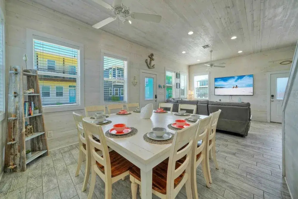 Sleeps 24, 2 Homes 2blocks to the Beach, Pool, Game Room, Patio w/ Outdoor Bar