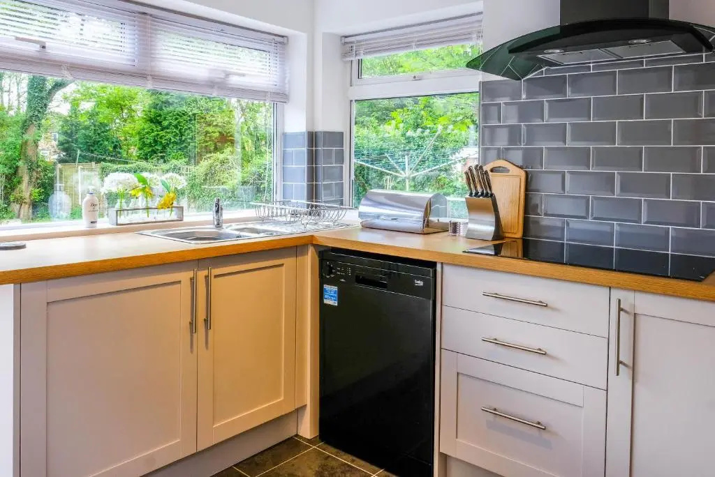 Lolite Homes - 4-5 Bed House 8 Minutes to NEC Airport Resorts World - Opal Serviced Home