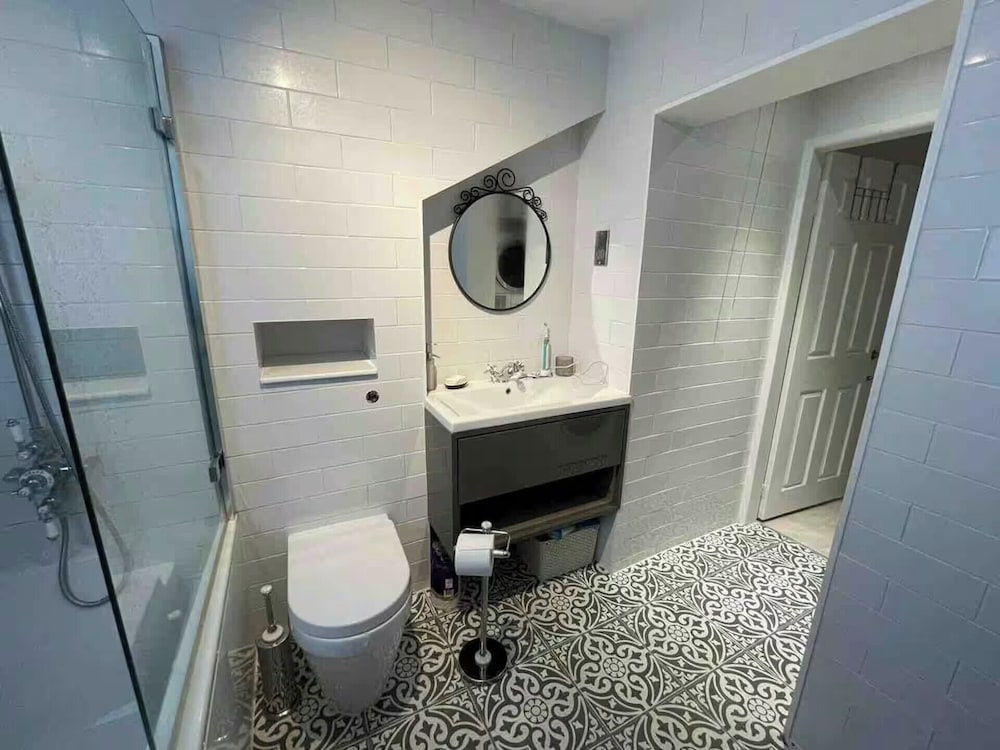 House - Sleeps 6 - Private Garden & Parking