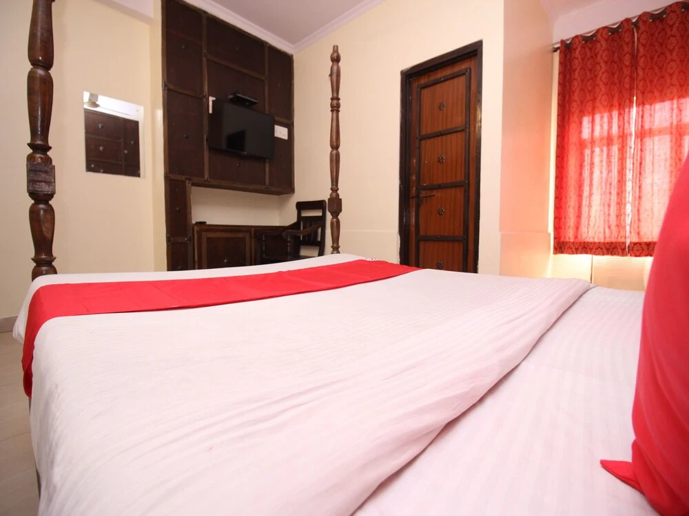 OYO 12115 Hotel Raghuraj Palace