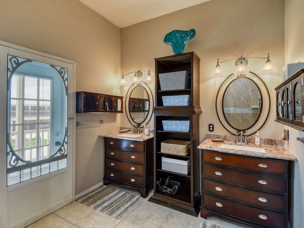 Snowbird Availability! Ocean Street By Beach 4 Bedroom Home
