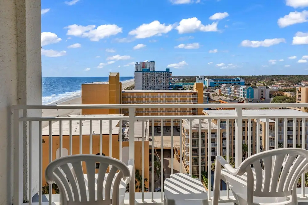 SeaMist Driftwood Vacation Studio with Balcony