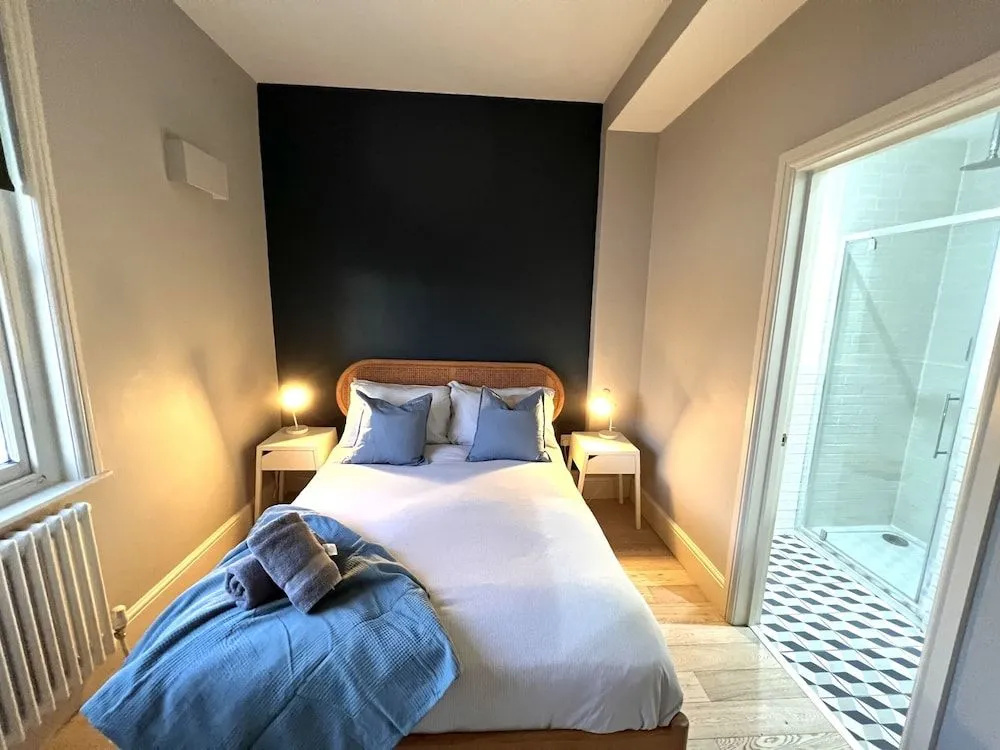 Cosy one bedroom apartments with free evening parking