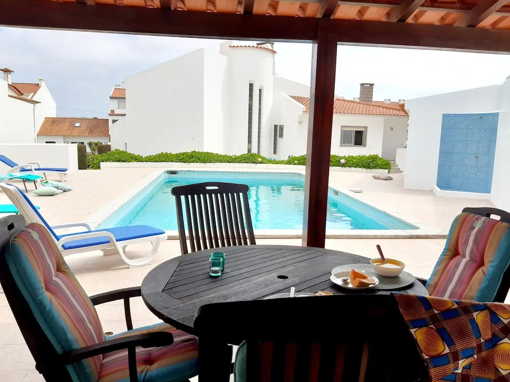 Impecable 4-bed Villa in Praia da Areia Branca