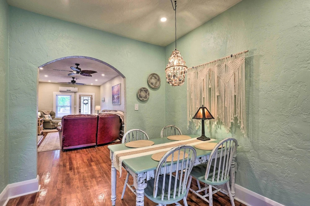 Bright Bradenton Retreat: 1 Mi to Downtown!