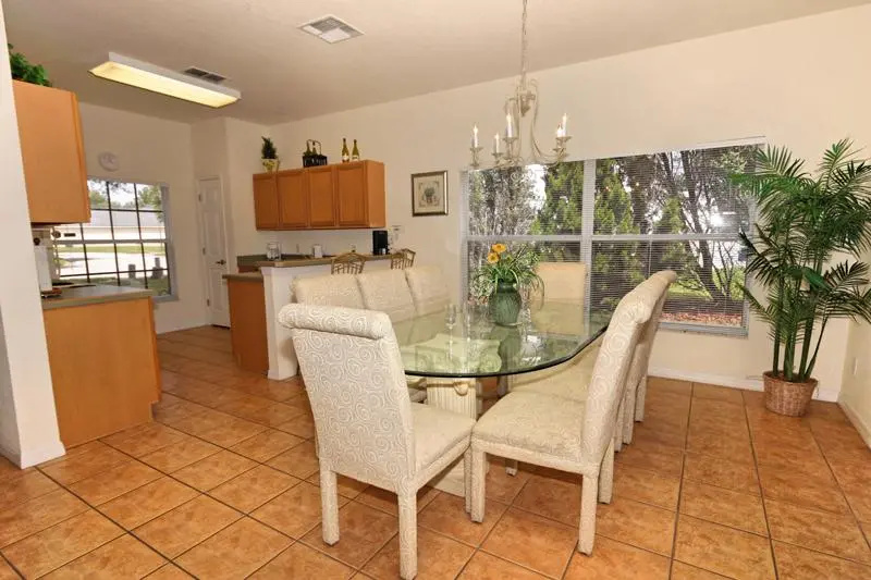 546 Windsor Place, the Abbey 5 Bedrooms, +3 Bath