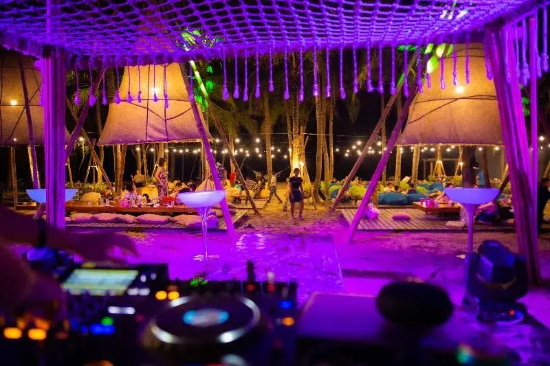 Hola Beach-Beach Club & Eco Glamping Resort