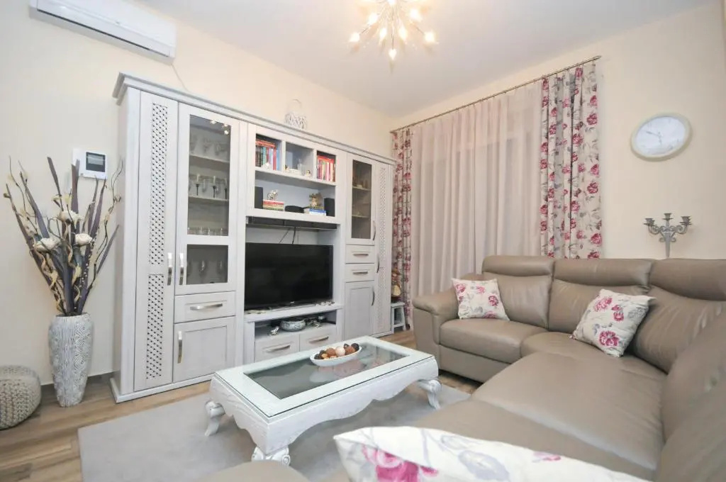 Lux Apartments MMS