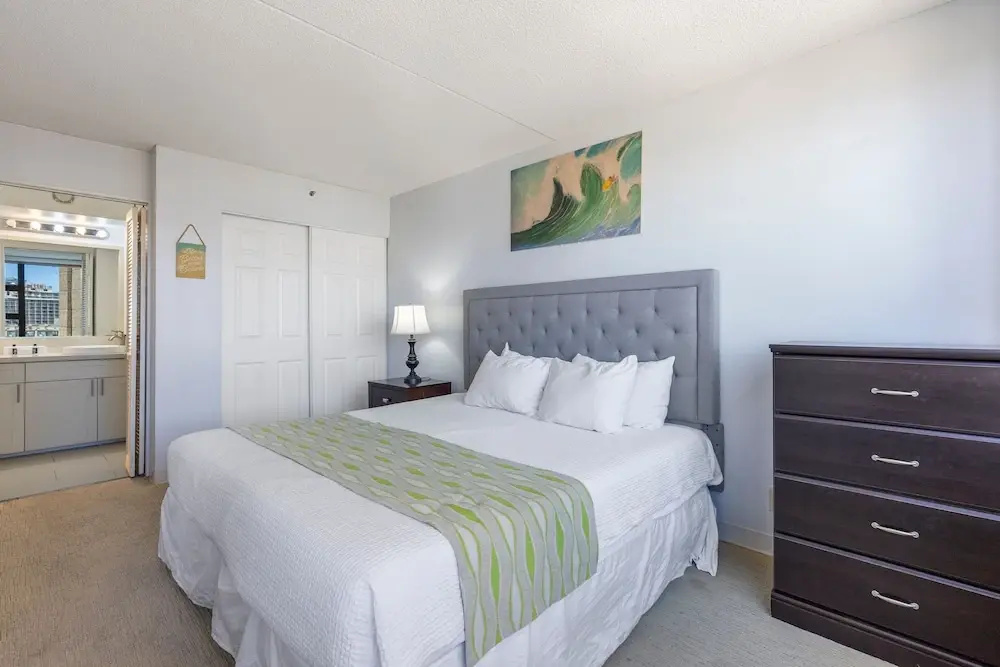 Deluxe Ocean and City View Waikiki Banyan Condo, Free Parking & Wi-Fi