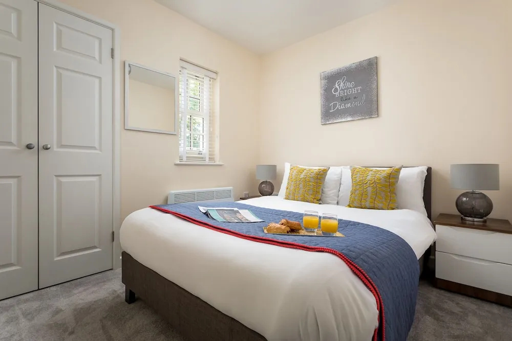 Elliot Oliver - 2 Bedroom Modern Apartment