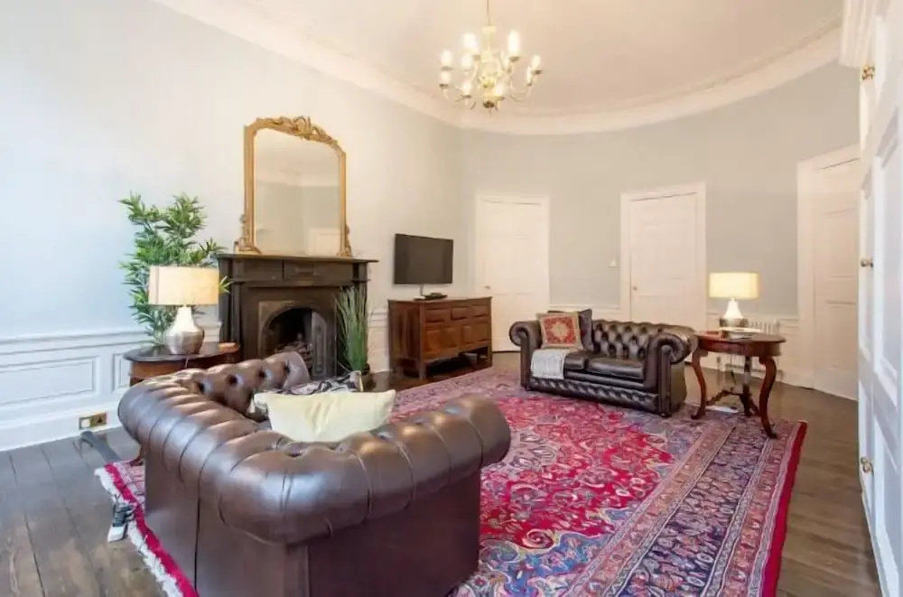 JOIVY Converted Flat in Historic Building in Desirable New Town