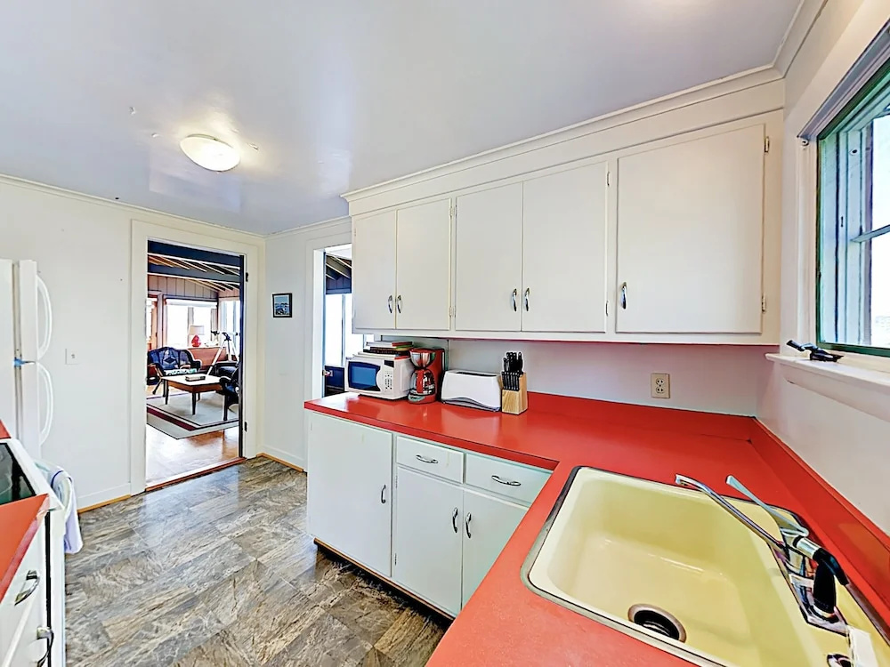 New Listing! Charming W/ Dock & Bay Views 2 Bedroom Cottage