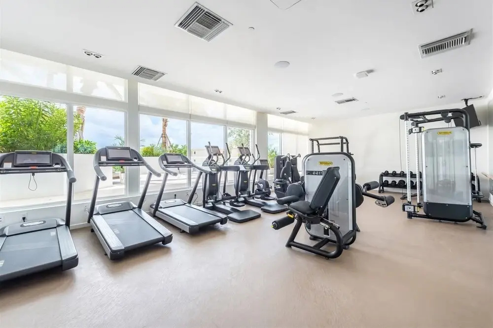 Top Fort Lauderdale Condo 9th Floor - Private and Sanitized, Hotel Amenities, Free Parking for Stays Over 27 Days, 400 ft From the Beach. Hosted by Super Host!