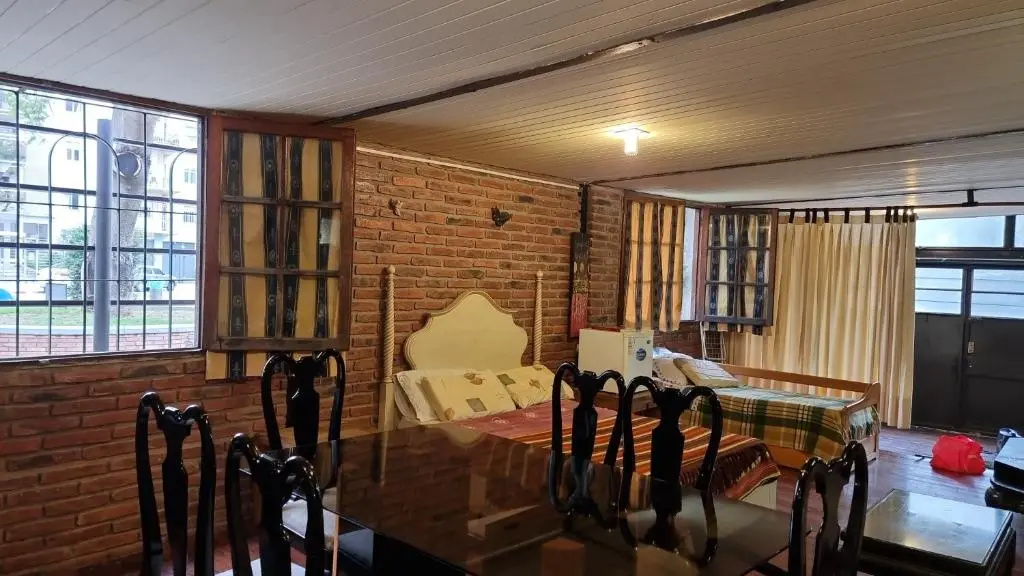 Loft casa dos pisos con garage pocitos playa 6 personas