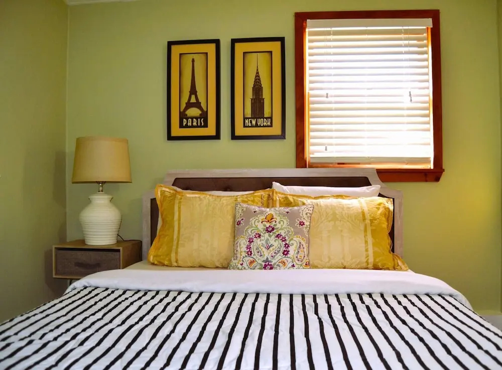 Red 4 Apartment - Experience the Comfort of This Charming
