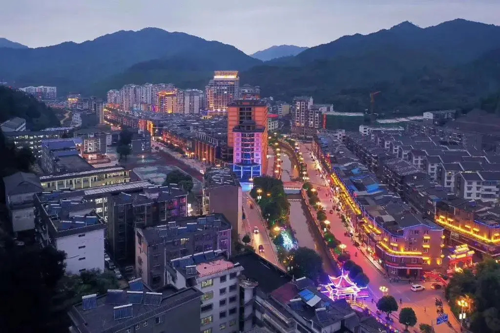 Echeng Hotel Laibing Jinxiu Shuidian Tower