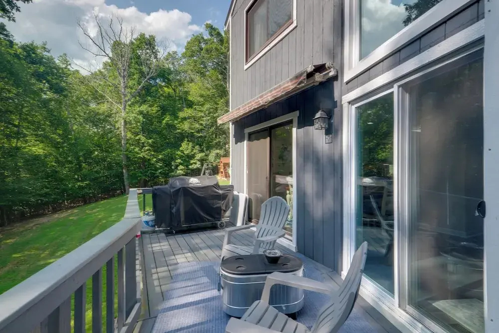 Spacious & Serene Lake Ridge Retreat w/ Game Room!