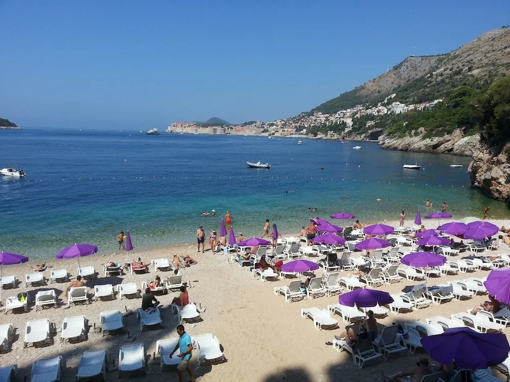 2-bed Apt, Sleeps 4 With Sea View, 10 min to Beach