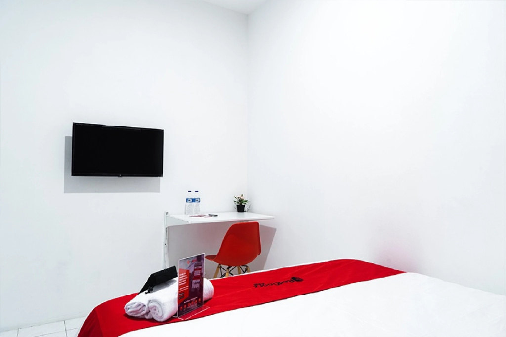 RedDoorz near Seasons City Mall