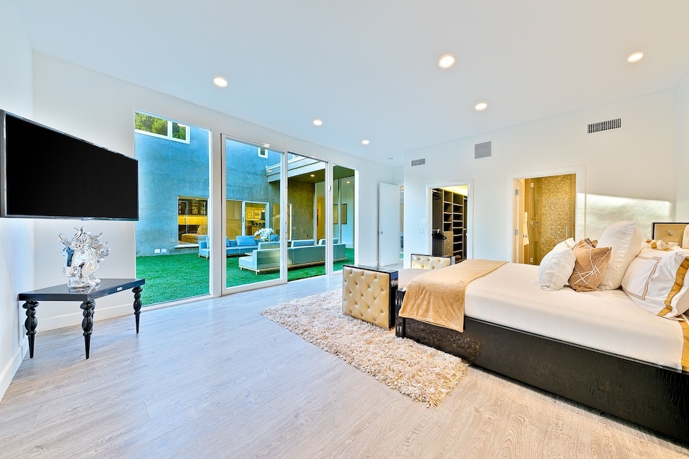 Beverly Hills Luxury Modern Palace