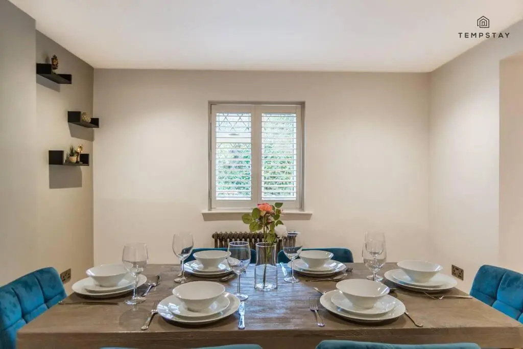 Stylish Home with Free Parking - 10 Mins To Legoland!
