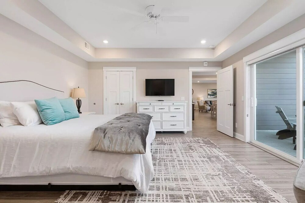 539 Bay St. Lake View Condo Unit 404E