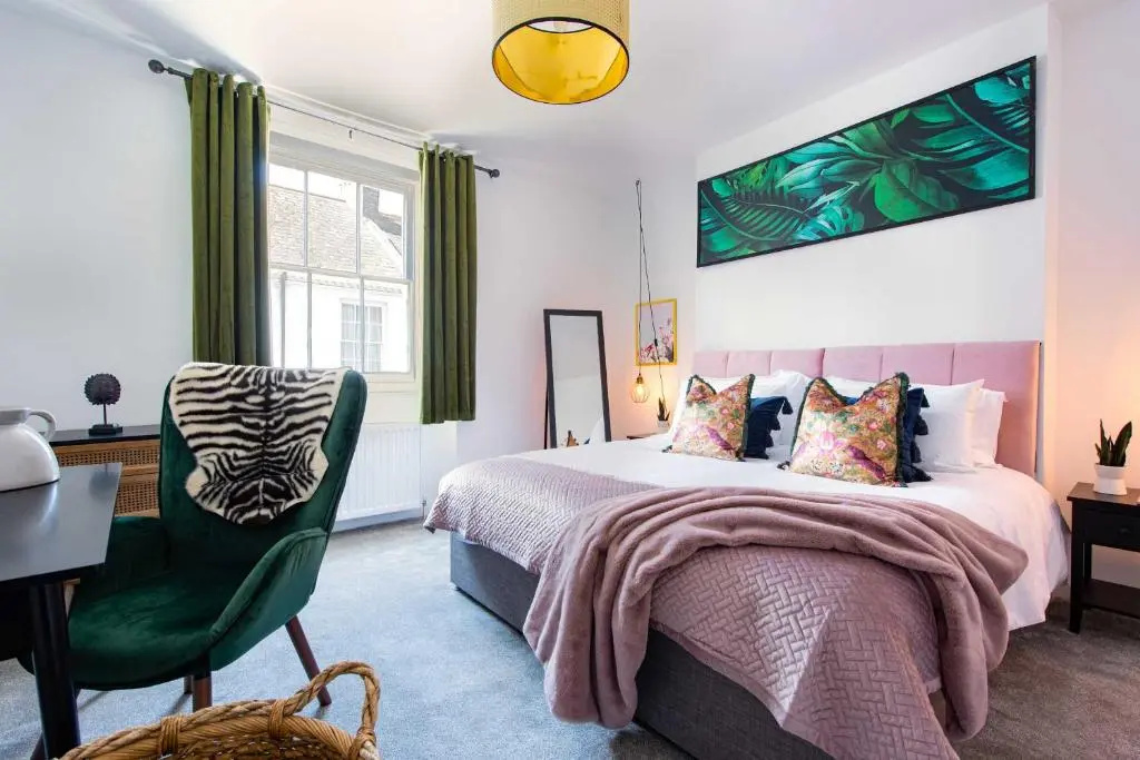 Heart of Barbican 5 bedroom 4 bathroom Boutique House with roof terrace