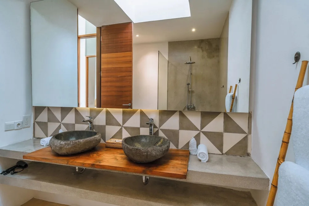 Villa RIZR: Industrial 3BR villa nearby Berawa Beach