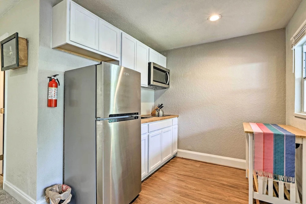 Haines City Studio: Walk to Shopping & Dining!